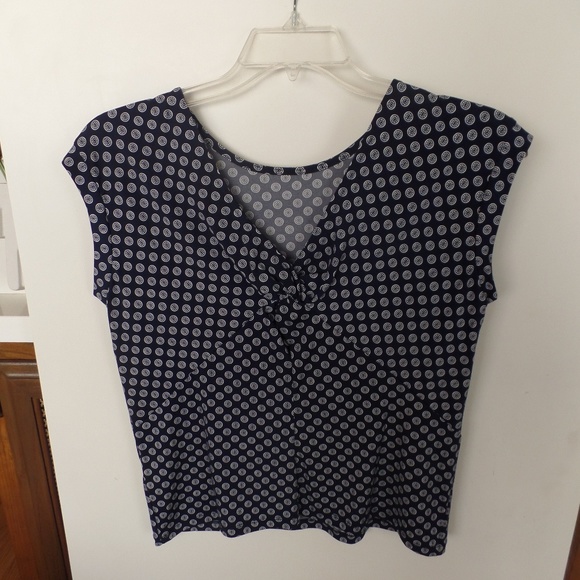 Banana Republic top - navy blue with circle pattern NWT - Picture 2 of 4